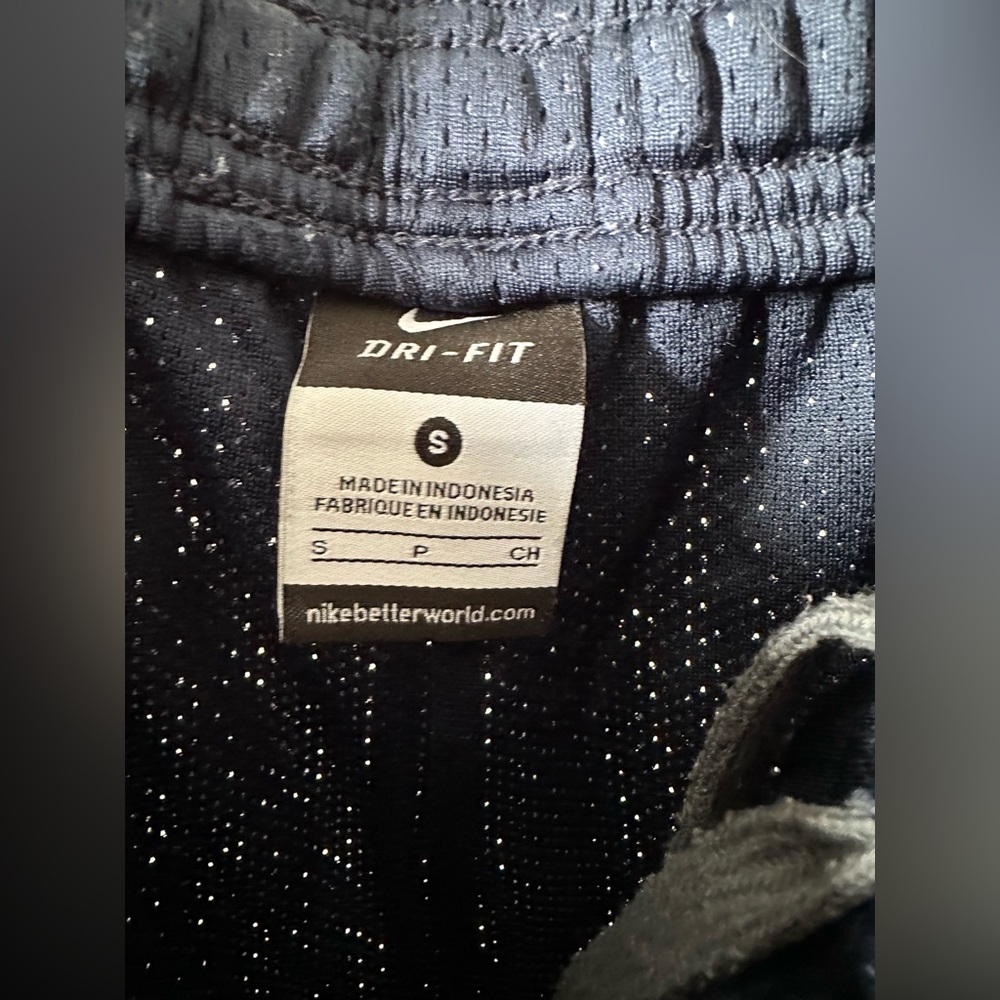 Men’s Nike basketball style shorts - Picture 3 of 3